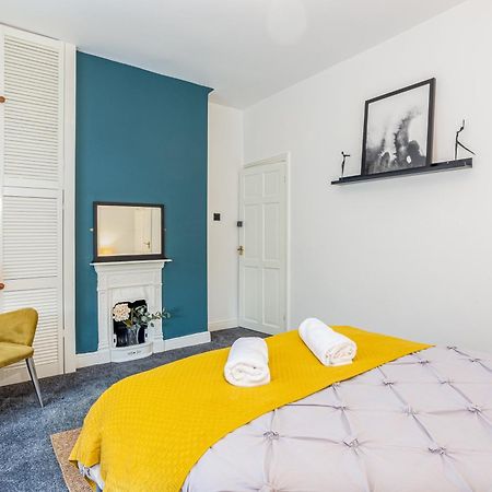 Coronation House By Yourstays - 3 Bedroom House In Newcastle-Under-Lyme Stoke-on-Trent Eksteriør billede