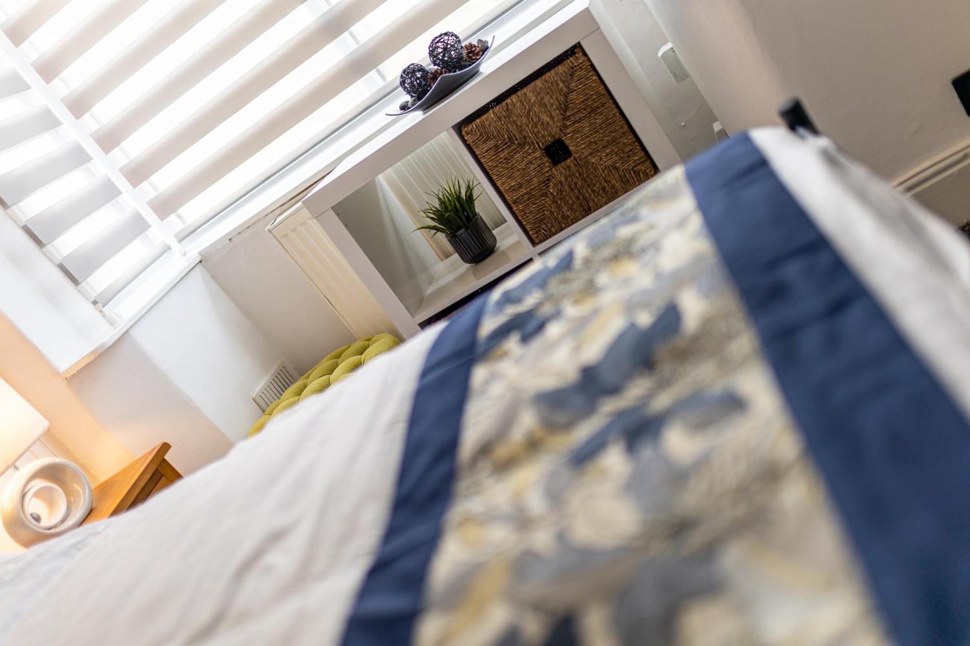 Coronation House By Yourstays - 3 Bedroom House In Newcastle-Under-Lyme Stoke-on-Trent Eksteriør billede