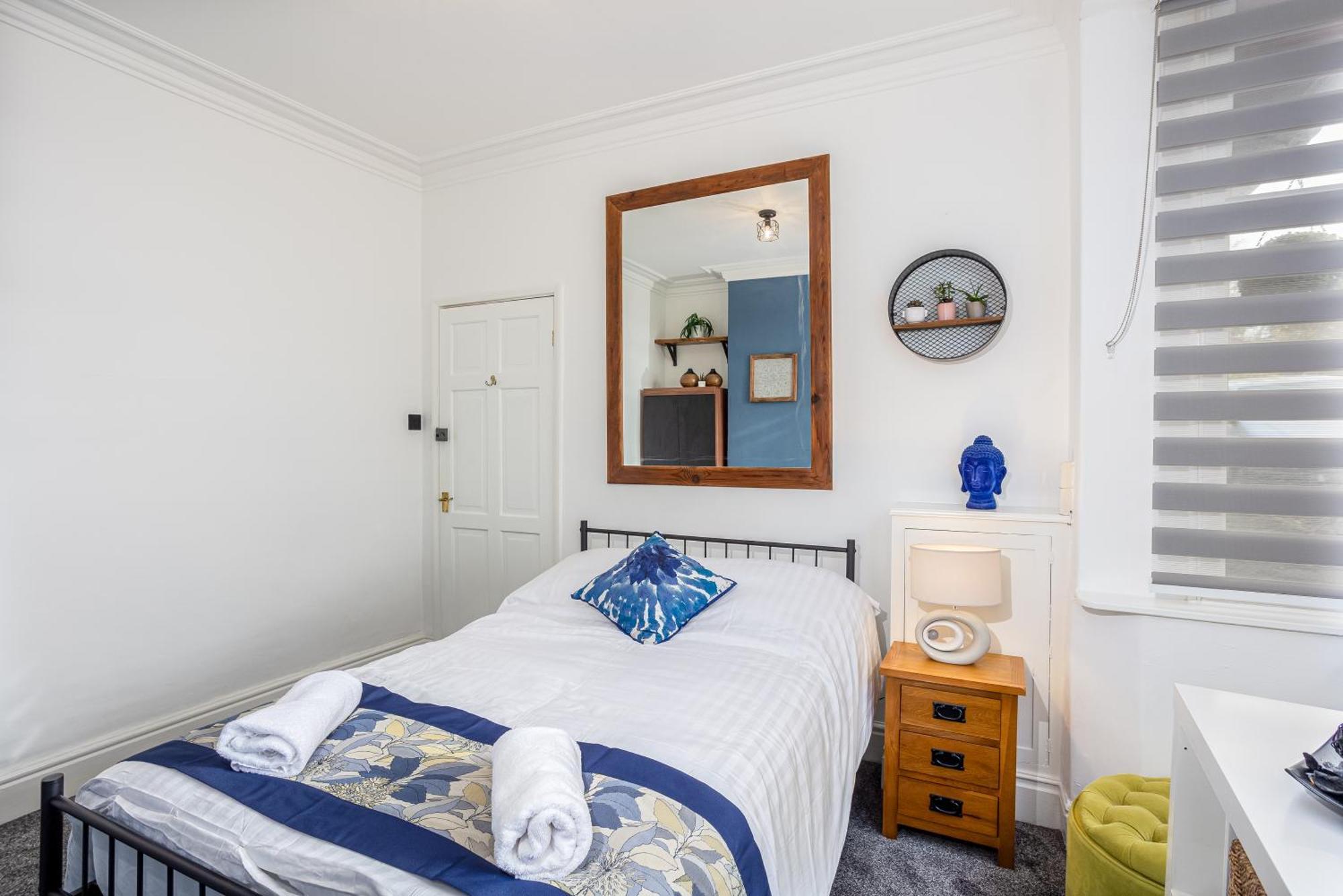 Coronation House By Yourstays - 3 Bedroom House In Newcastle-Under-Lyme Stoke-on-Trent Eksteriør billede